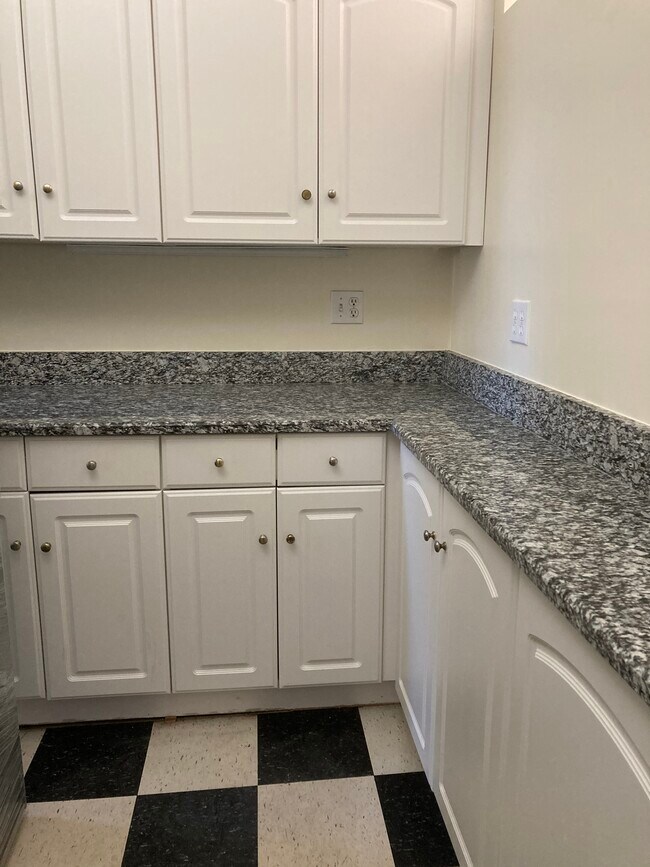 Kichen - 2205 W Waveland Ave