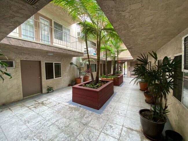 Foto del edificio - 9344 National Blvd.