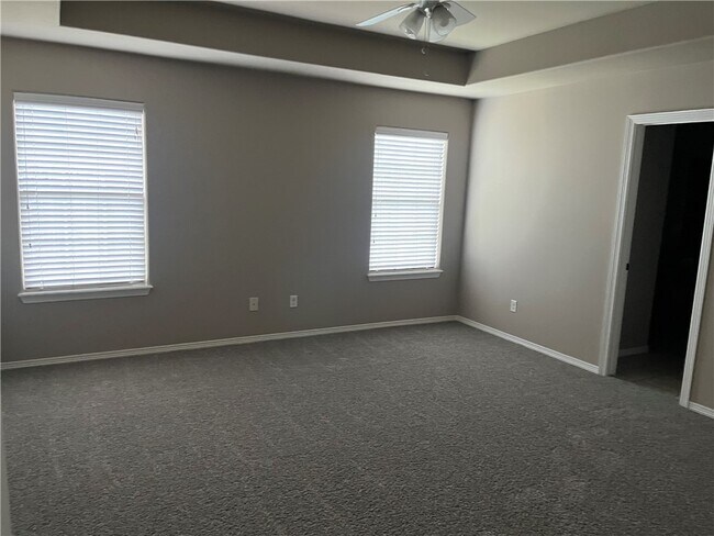 Building Photo - 121 Willow Dr