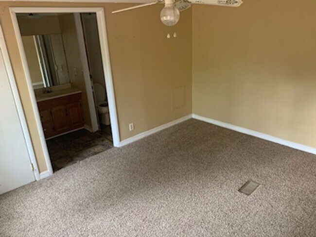 Foto del edificio - 6117 Clover St