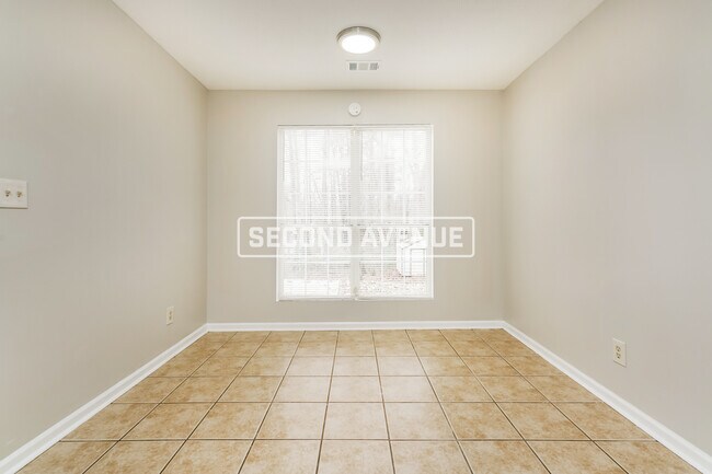 Building Photo - 305 Shamrock Way