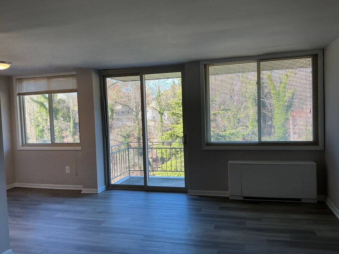 Foto principal - 2-bedroom corner luxury apartment offers a blend of coziness, functionality, storage and style.