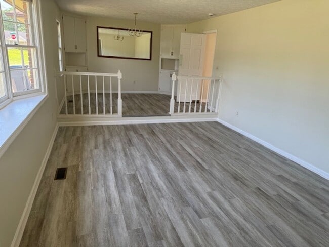Building Photo - 103 W Greenwich Cir