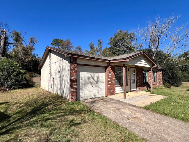 Building Photo - Super house on large private lot