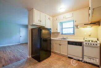 Building Photo - 1009 Greenwood Ave NE