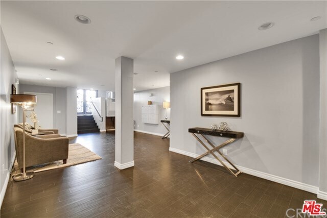 Foto del edificio - 123 S Clark Dr