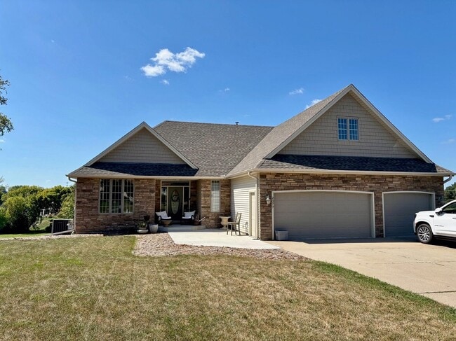 Building Photo - 2077 Woodstone Dr