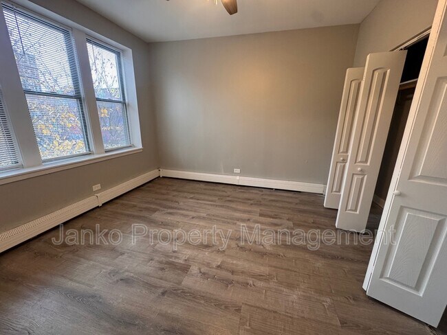 Foto del edificio - 5647 W Washington Blvd