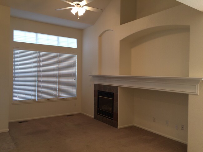 Building Photo - Beautiful 2B Condo in Lafayette's Autumn R...