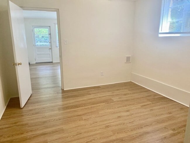 Building Photo - Charming Renovated 1BR – Water & Parking I...