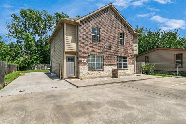 Building Photo - 10022 Raymondville Rd