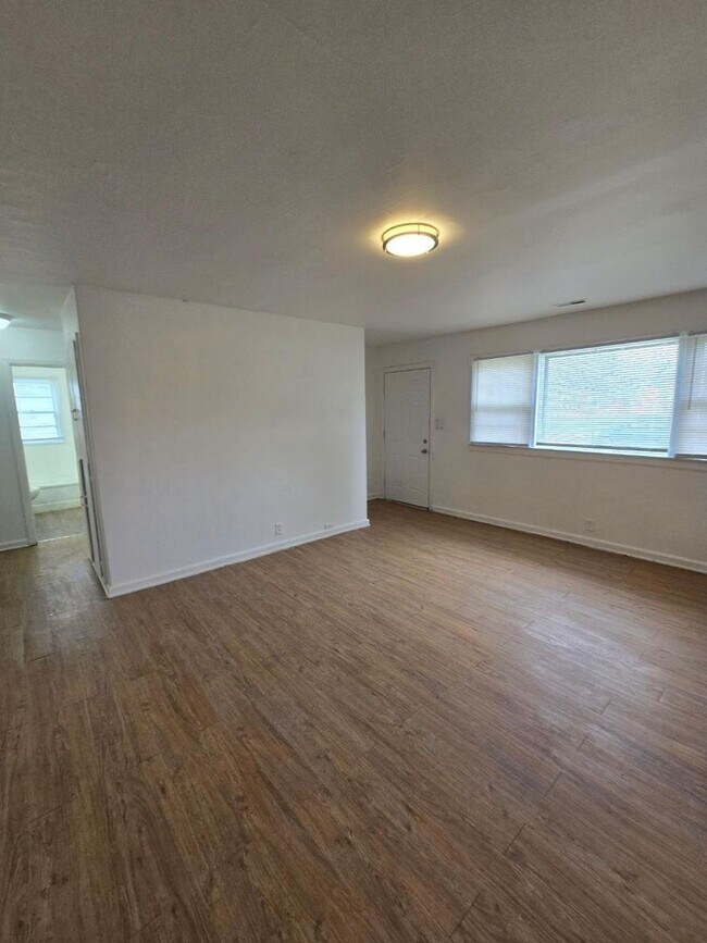 Foto del edificio - Two Bedroom Duplex located on the Eastside Near Arlington  and 21st Street !