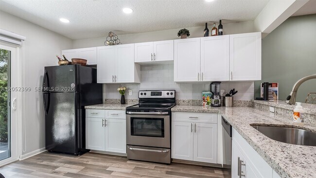 Building Photo - 785 Crystal Lake Dr
