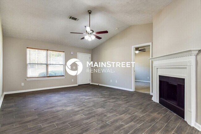 Building Photo - 3 Bedroom Pet-Friendly Home in Riverdale, ...