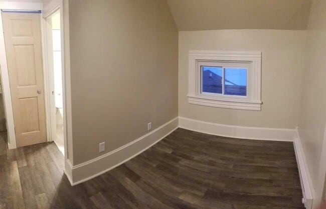 Building Photo - Large spacious 1 bedroom apartment near Vi...