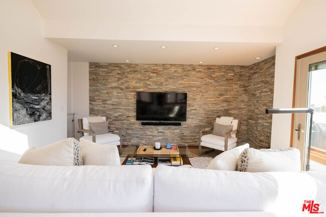 Building Photo - 6644 Vista Del Mar
