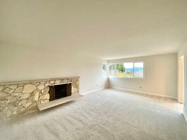 Building Photo - Stunning Remodeled Home in Lochmoor with L...
