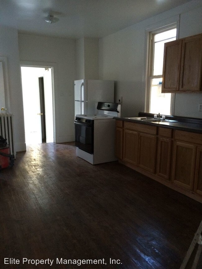 Building Photo - 5 br, 1.5 bath House - 221 E. Cottage Pl.