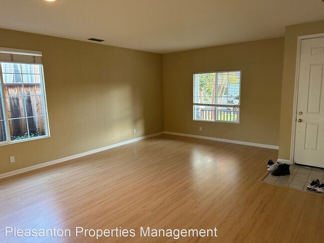 Foto del edificio - 3 br, 2 bath House - 31 Lily Ct.