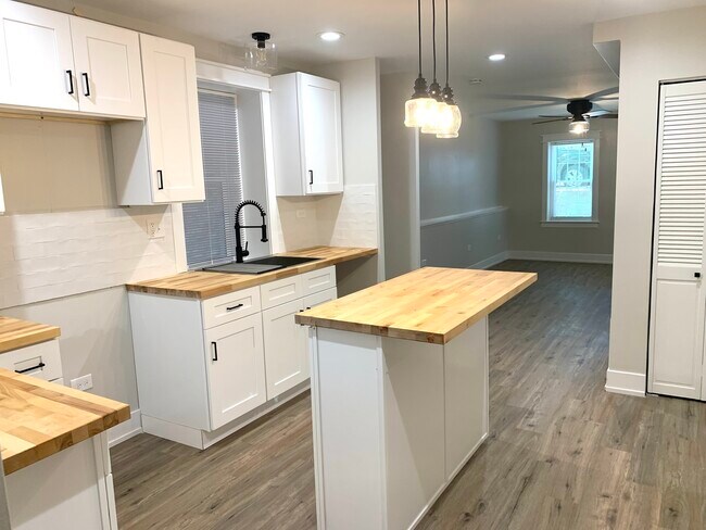 Foto del edificio - 1943 N Winchester Ave