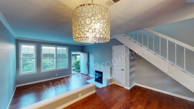 Building Photo - Beautiful 2 Bed/2.5 Bath Townhome