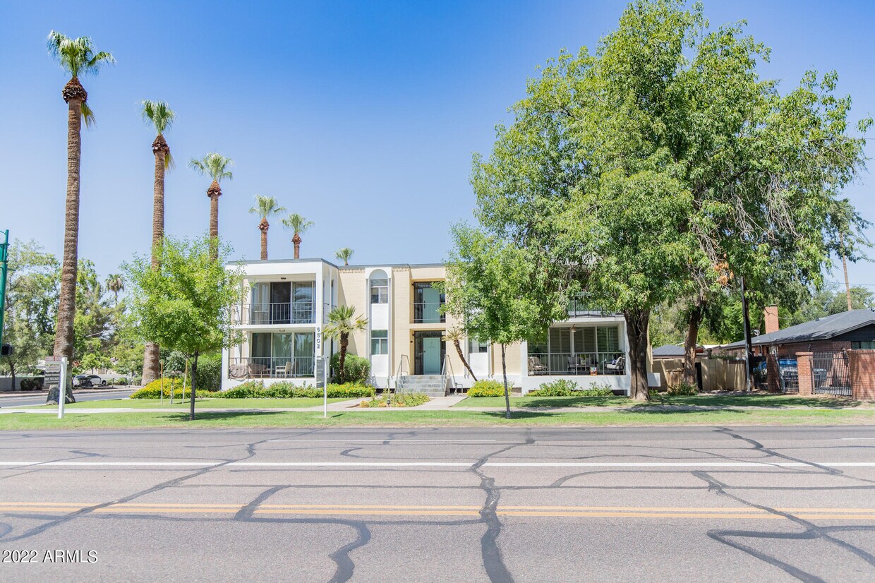 6502 N Central Ave Unit E402, Phoenix, AZ 85012 Room for Rent in