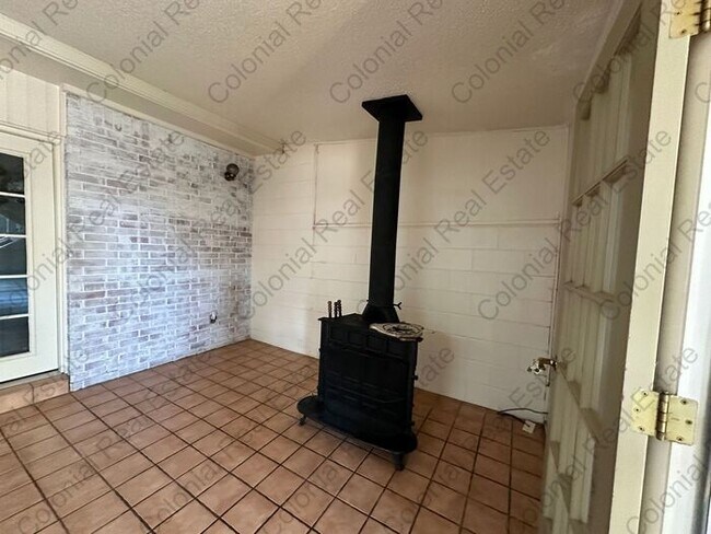 Foto del edificio - Spacious and unique 3 bedroom 2 and a half...