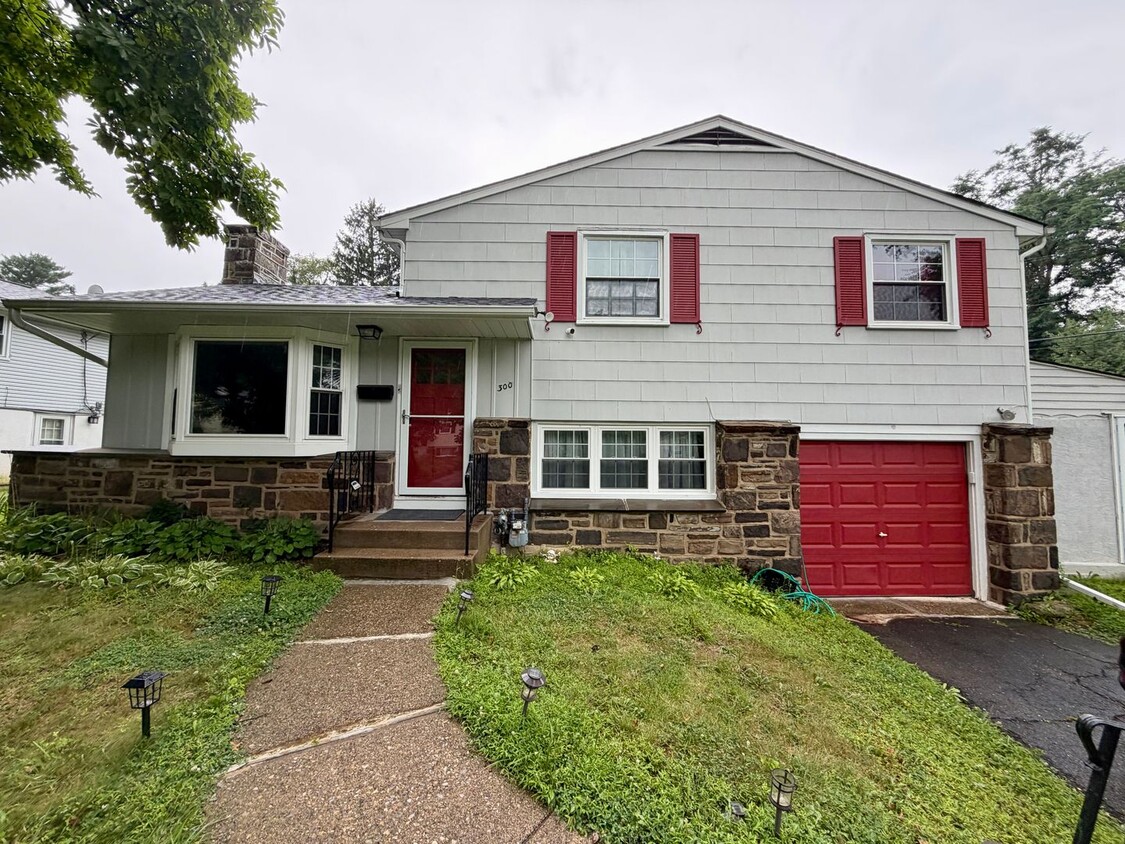 Stunning 4-Bedroom Home Nestled in Glenside. Available NOW! - Stunning 4-Bedroom Home Nestled in Glenside. Available NOW!