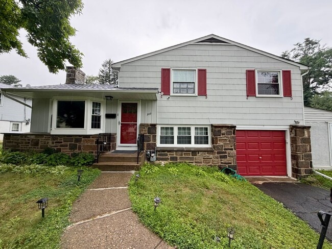 Stunning 4-Bedroom Home Nestled in Glenside. Available NOW! - Stunning 4-Bedroom Home Nestled in Glenside. Available NOW!