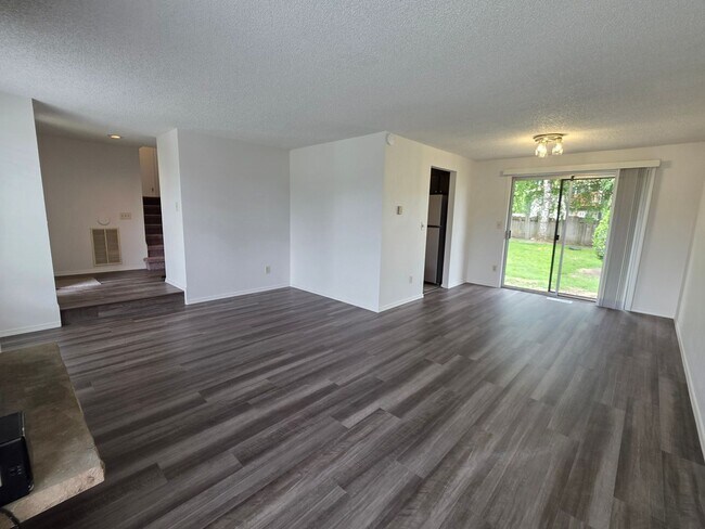 Foto del edificio - Kent East Hill - 3 bedroom 1.5 bath tri-level home - newly remodeled.  Available NOW!
