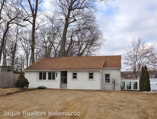 Building Photo - 1625 S Crooked Lake Dr