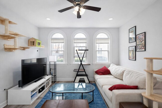 Foto del edificio - 3449 N Elaine Pl