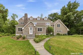 Building Photo - 11 Belaire Dr