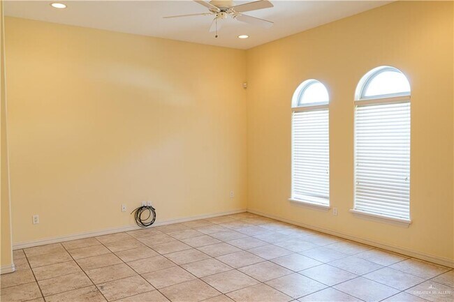 Building Photo - 800 Sunset Dr