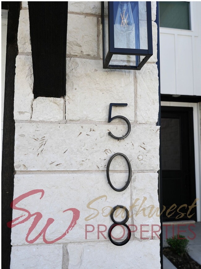 Building Photo - Upgrade your living experience across from campus in this fully furnished 3 bedroom 2.5 bath!