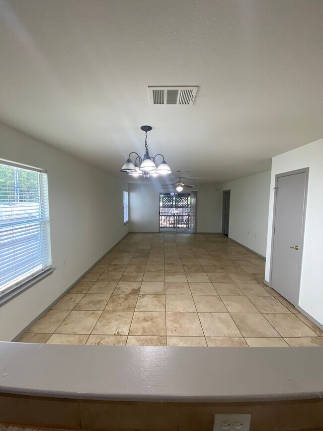 Building Photo - Cozy 3 bed in the Heart of East Austin