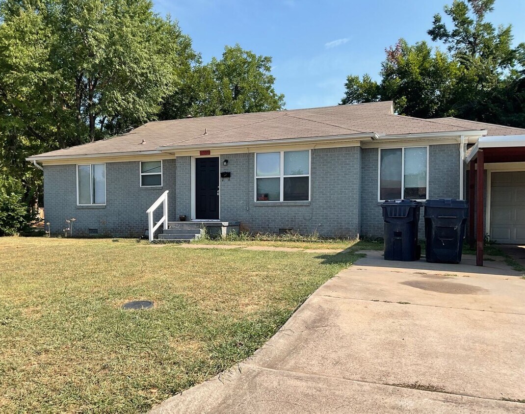 Foto principal - BELOW MARKET RENT!