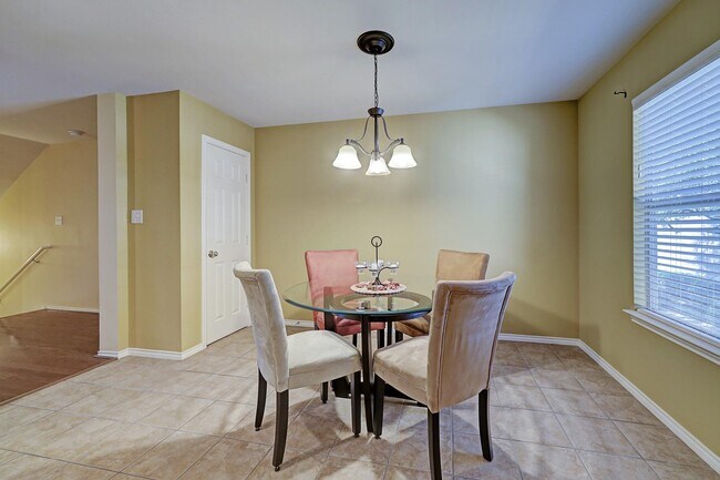 Foto del edificio - 826 W Heights Hollow Ln