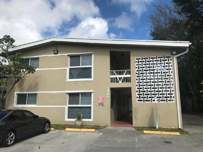 Foto del edificio - 1585 NE 125th St
