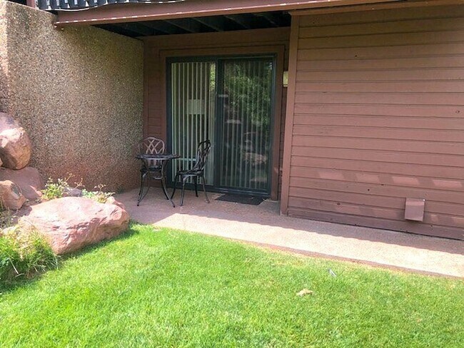 Foto del edificio - Quiet, Furnished 2BR Retreat – Ideal for R...