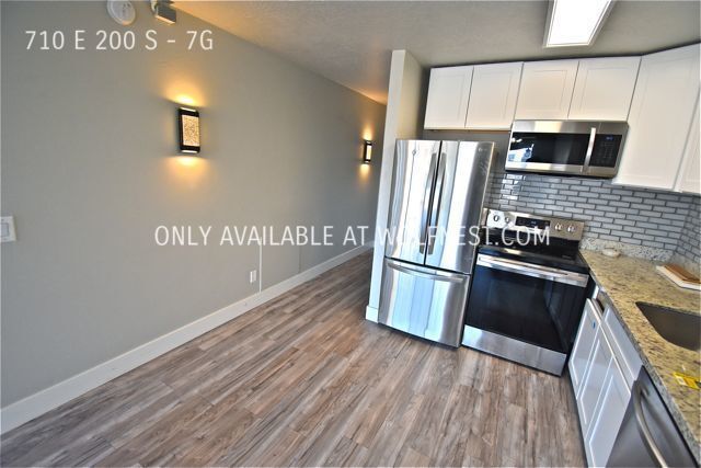 Building Photo - Phenomenal 2 Bedroom Downtown Condo! No De...