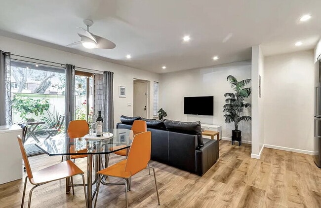 Building Photo - Tech Hub Living! This sleek 1 bed, 1 bath,...