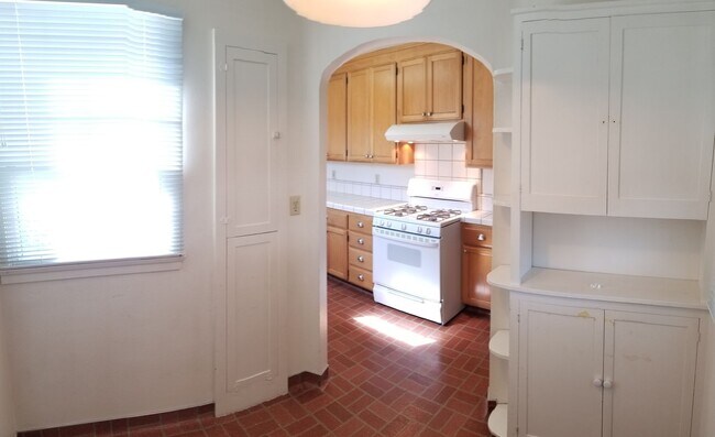 Foto del edificio - 3 Homes on 1 Lot! 7 Bedroom 4 bath home close to POLY off of Grand Avenue Entrance!!!!