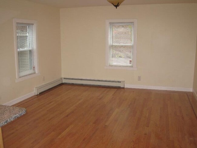 Building Photo - Nicely renovated 3 bed unit at an unbeatable price!