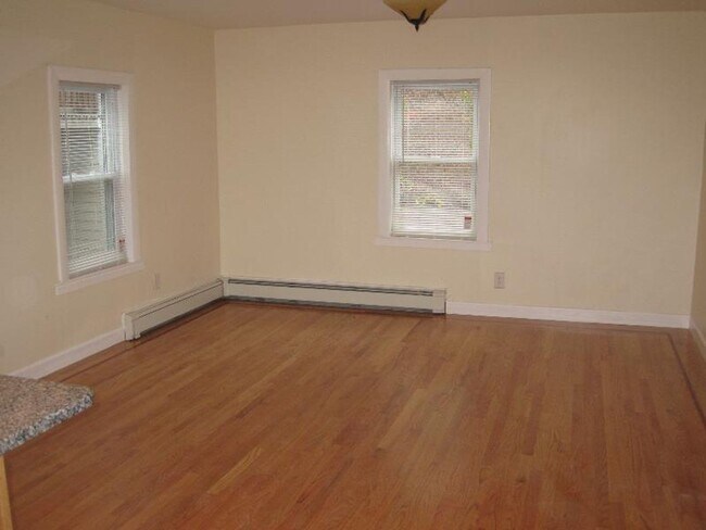 Foto del edificio - No Brokers Fee, Parking Included, Porch, Eat-in Kitchen, Laundry on a Site