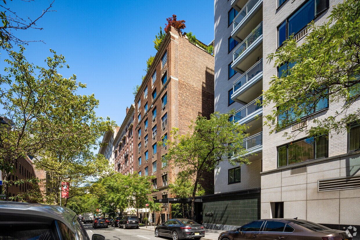 Primary Photo - 139 E 66th St