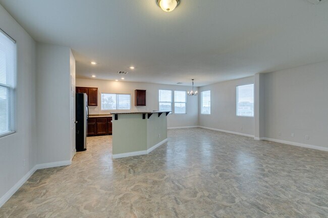 Foto del edificio - Beautiful Split-Level Home on Corner Lot with Pool and Spa!