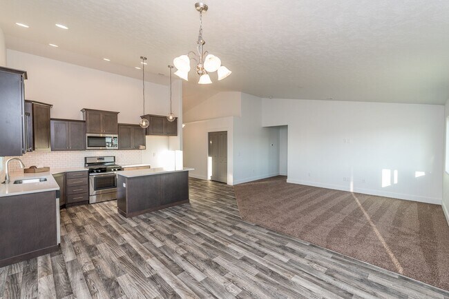 Building Photo - Stunning 4 Bed, 2 Bath Rancher in Airway H...