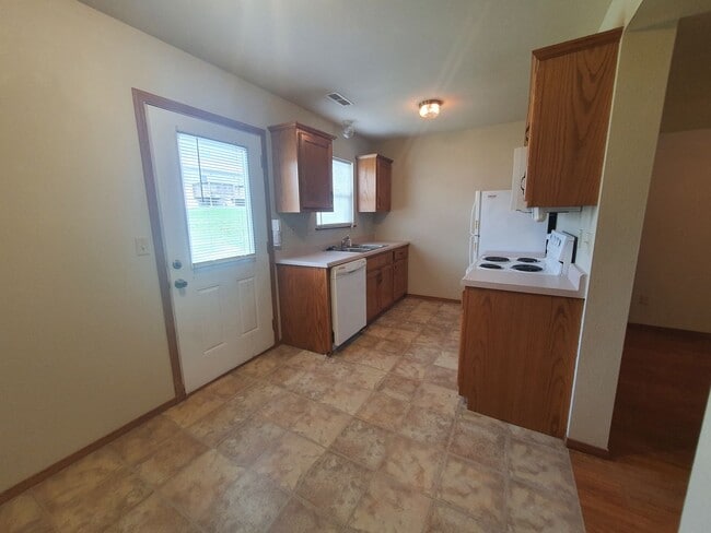 Building Photo - 20390 Skyview Dr