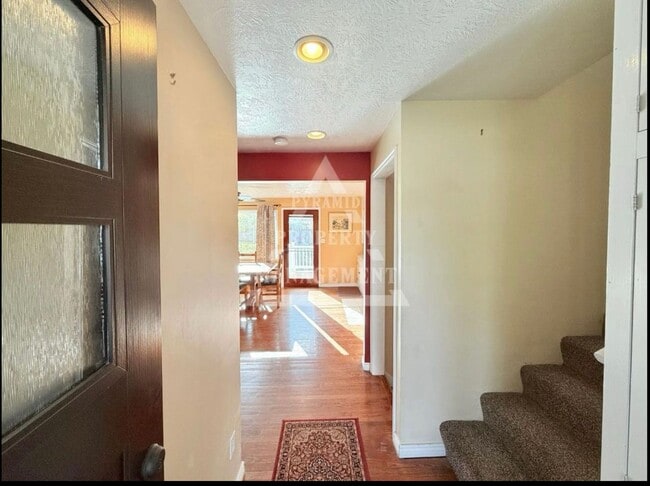 Building Photo - Beautiful Millcreek Home!